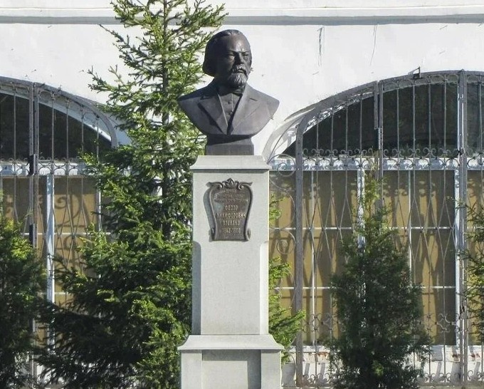 Памятник Ф. Н. Плевако в Троицке установлен в 2013 году на площади перед корпусом Троицкого филиала ЧелГУ.