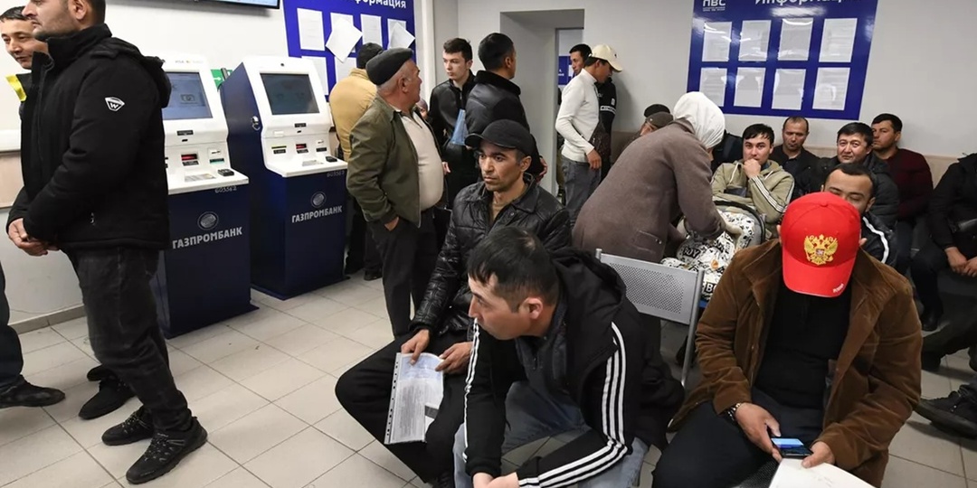 В Хабаровском крае предложили запретить мигрантам работать в службах доставки