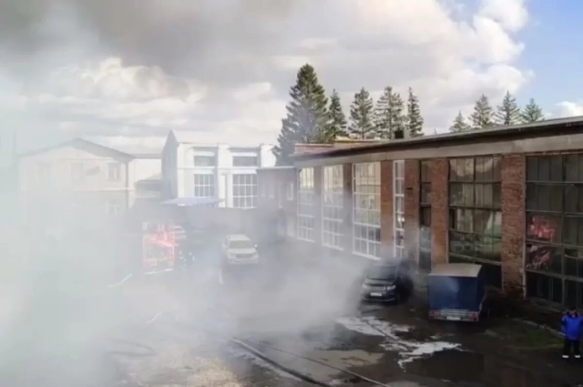    В Омске сняли на видео масштабный пожар в цеху ритуальной атрибутики