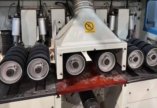 Пильный узел ногопильного станка HOLZMATIC MRS-2610 (спец.комплектация с обрезиненными роликами, чотбы не портить пласть заготовки)