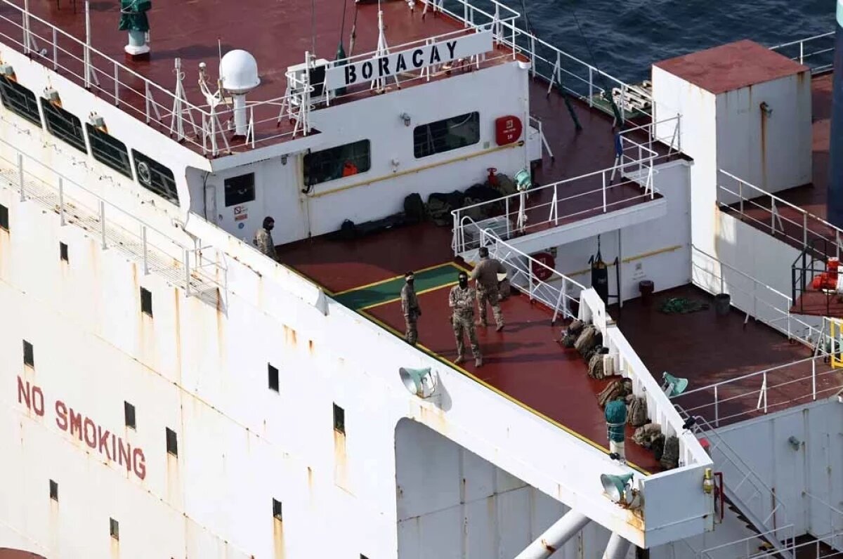    Французские солдаты на нефтяном танкере Boracay.