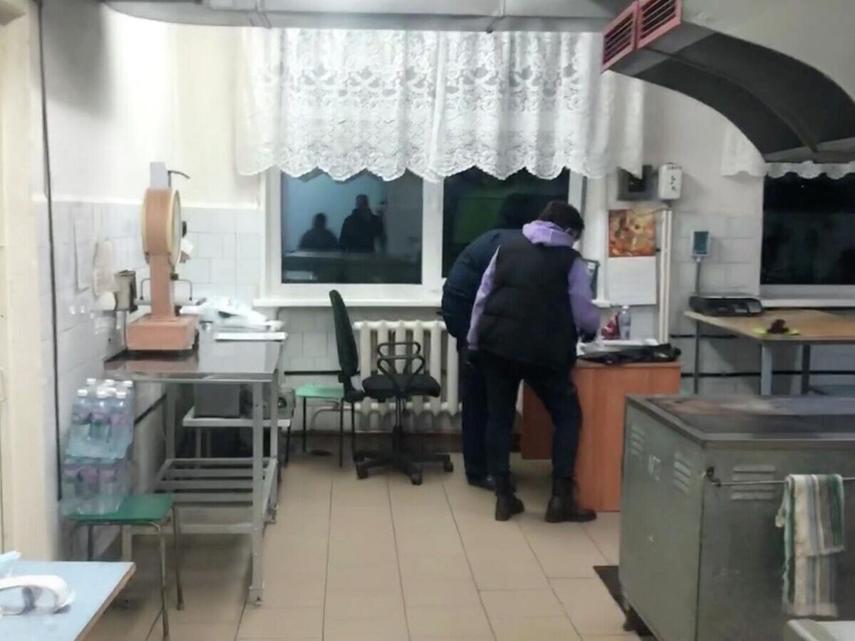    Работа СК РФ в Нововилговской школе №3, где произошло массовое отравление учеников начальных классов © Карельский Следком/Telegram