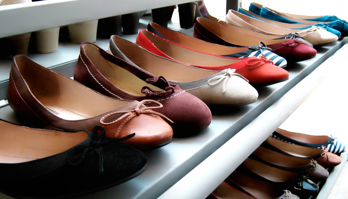 Существует поверье, что в Кондратьев день (4 октября) нельзя надевать чужую обувь. И даже в магазинах примерять обувь не стоит. Фото: pxhere.com