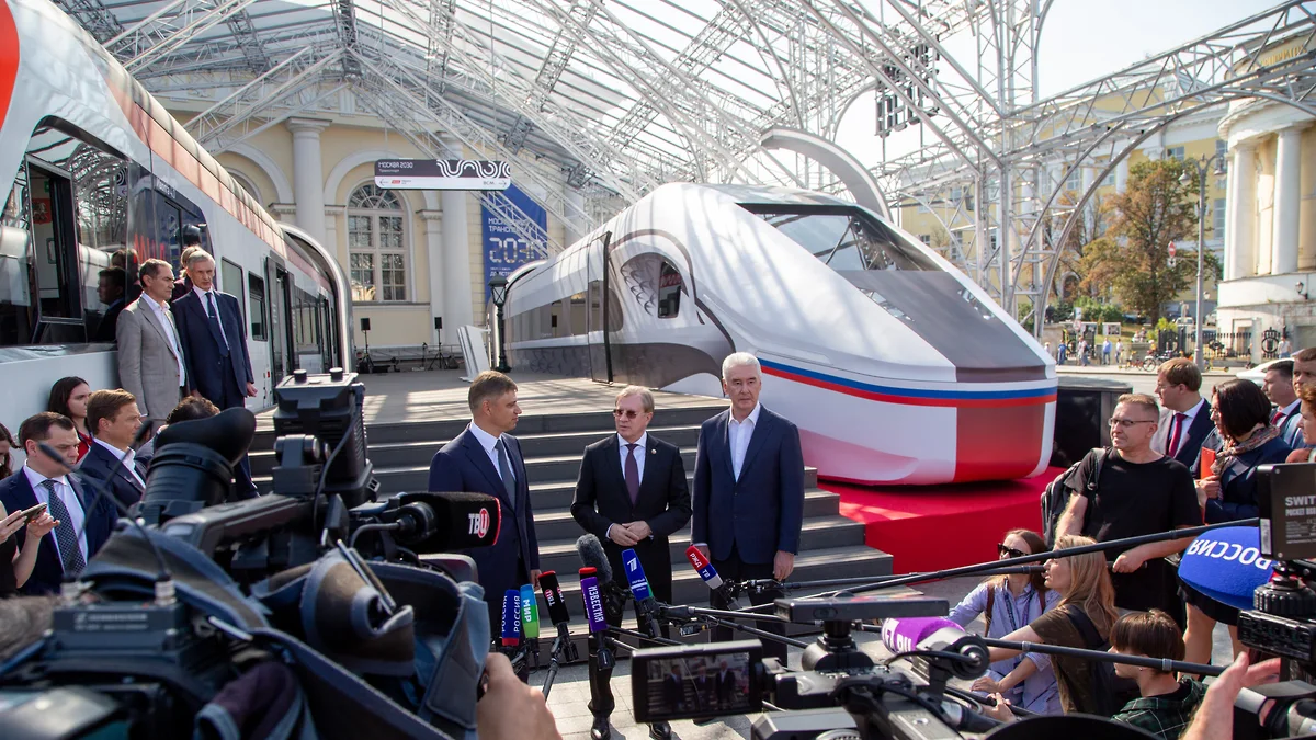 Макет поезда для ВСМ был представлен на выставке "Московский транспорт" летом 2025 года. Фото: пресс-служба СТМ