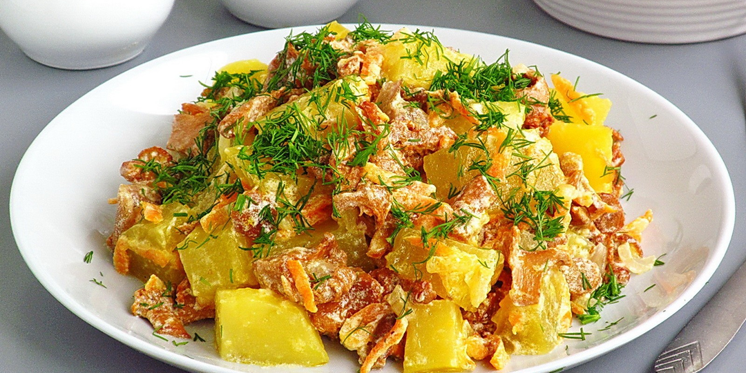 Жареная картошка с лисичками и сметаной