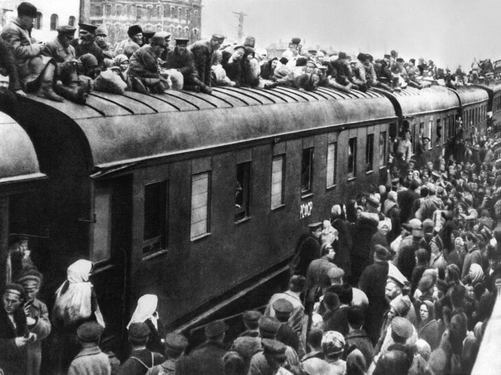 Не только вагонные подножки, но и крыши вагонов были облеплены пассажирами.