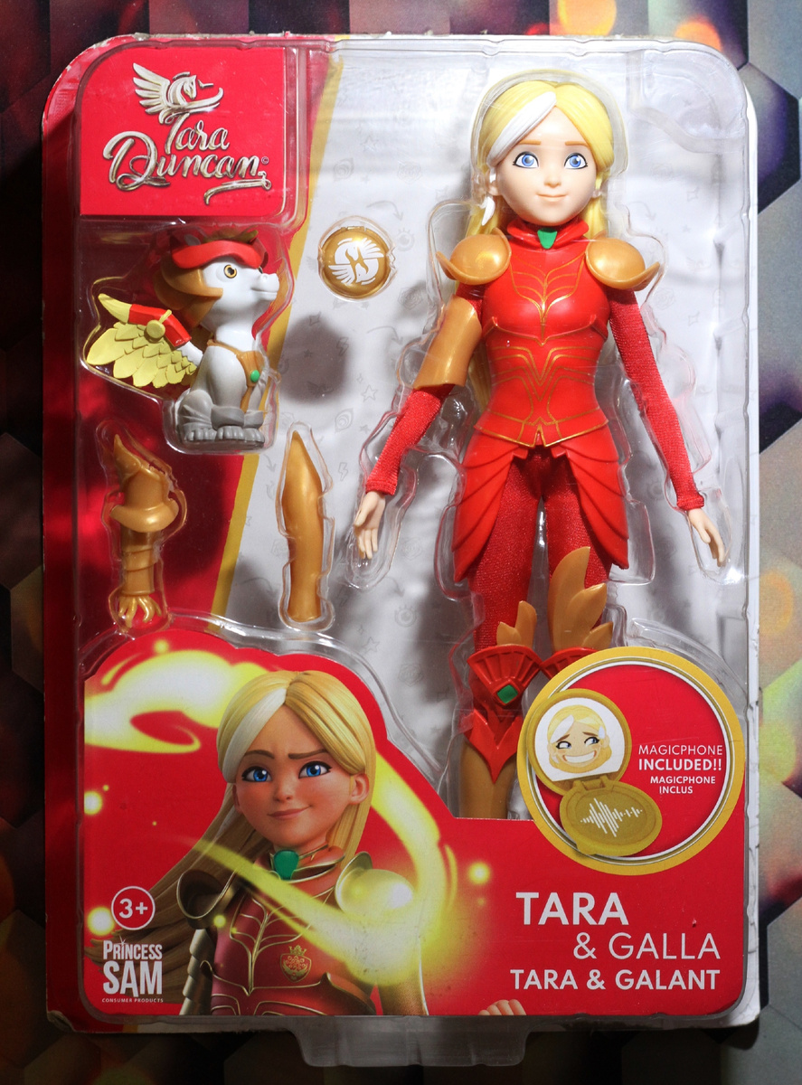 Купленная в магазине «О'кей» кукла в упаковке.