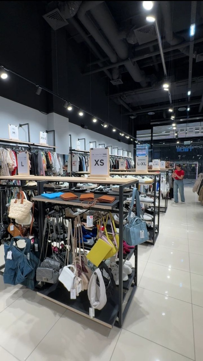 вещи развешаны по брендам и размерам. удобно