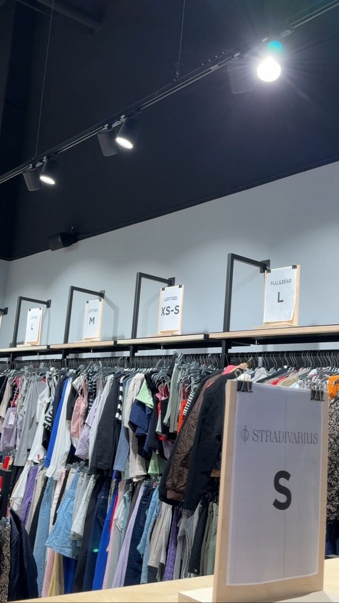 вещи развешаны по брендам и размерам. удобно