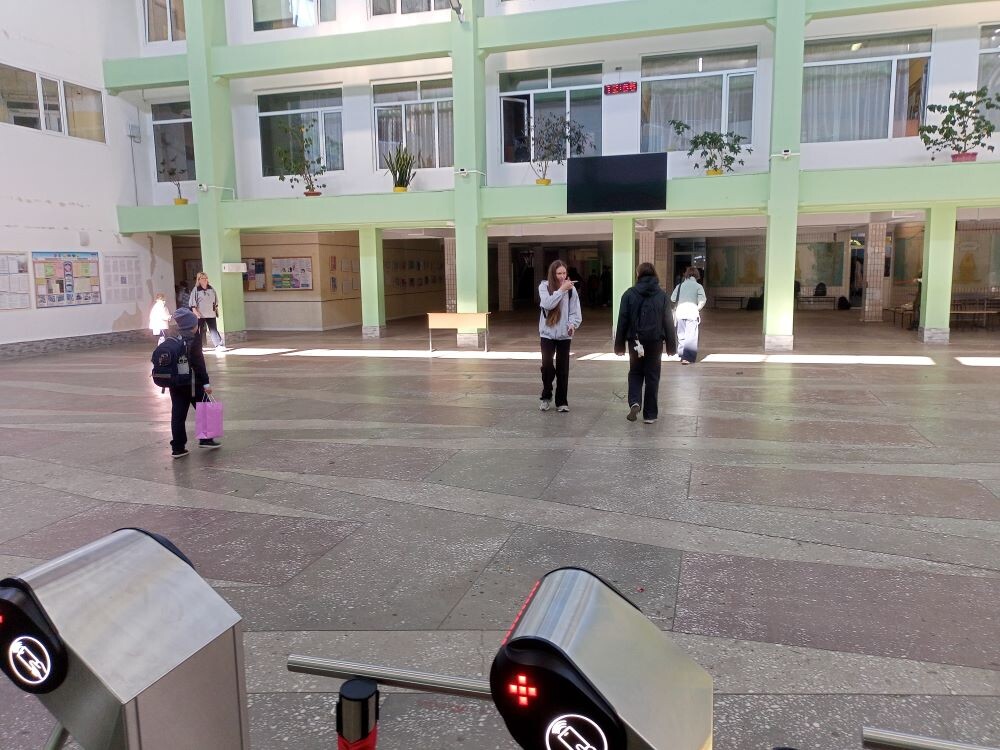 Школьный холл - место урытия от землетрясения...