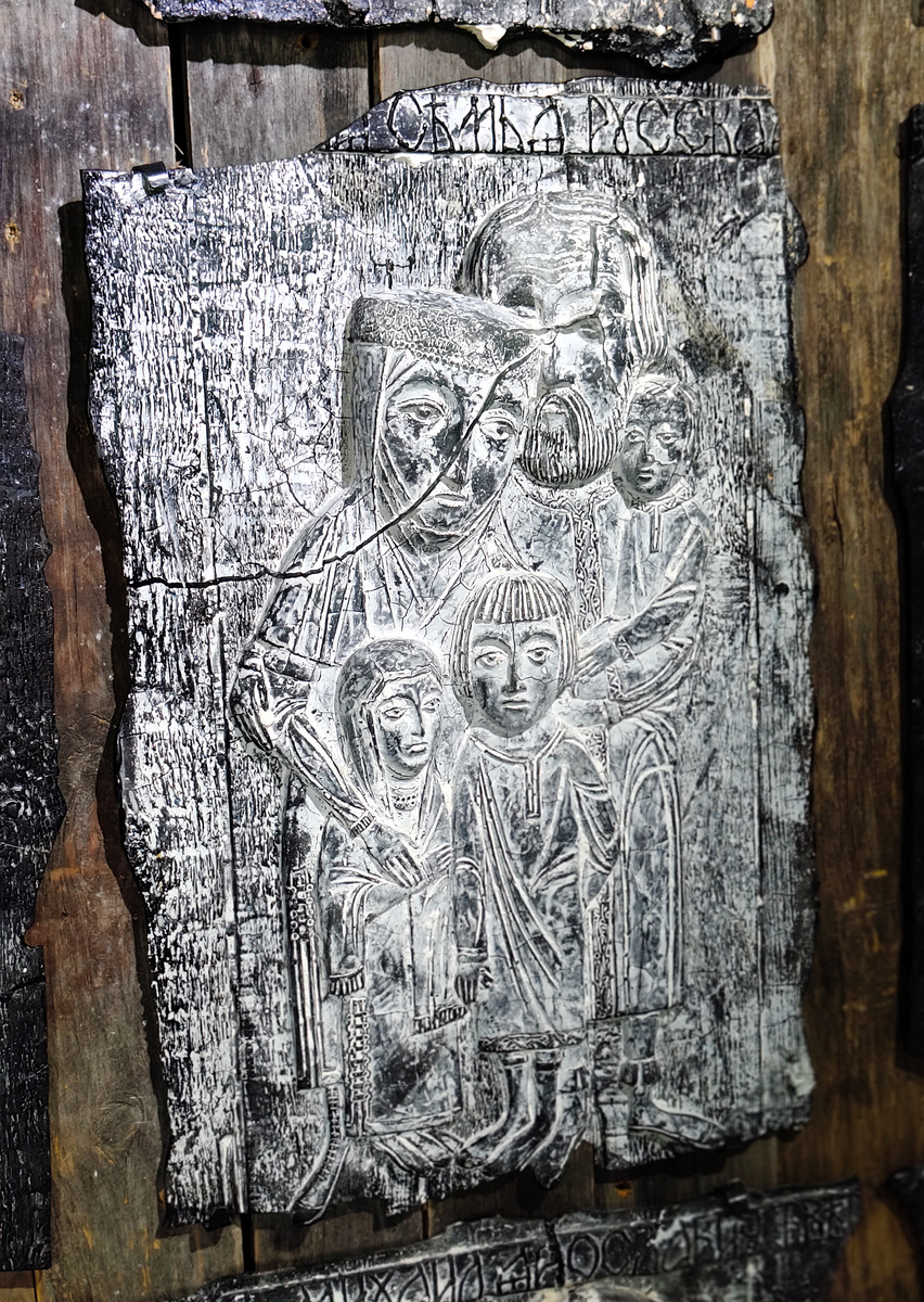 Преславная семья русская. Музей художественного стекла. Малый чёрный зал. Елагин остров. Санкт-Петербург.