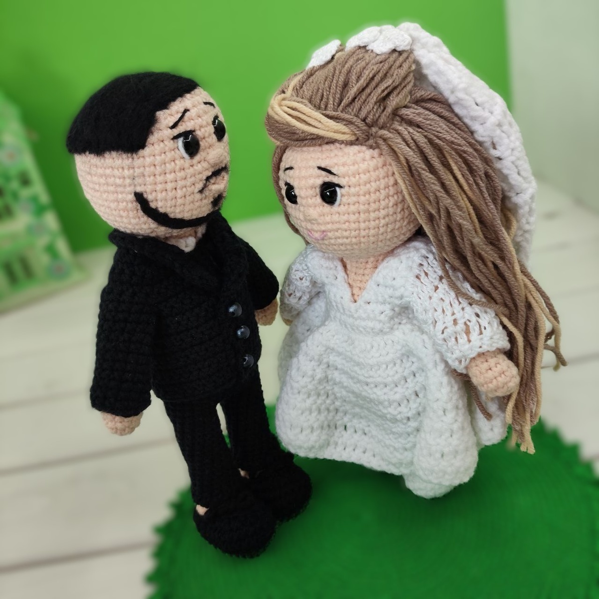 Да, у нее конечно же есть фото и милые шпильки цветочки в прическе