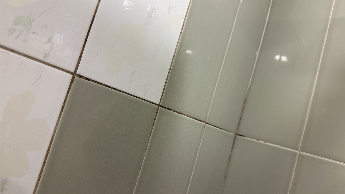 Цементная затирка почернела - начал разрастаться грибок