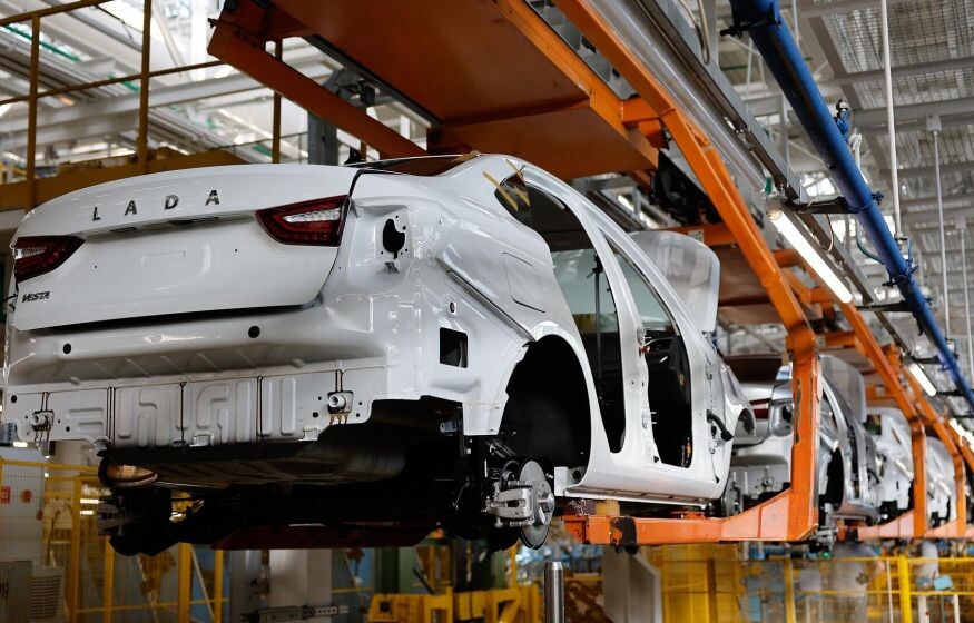    АвтоВАЗ на грани гибели: зарплаты упали вдвое, люди бегут с завода