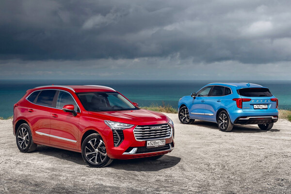 Haval Jolion. Производящийся в Тульской области Haval Jolion оснащается моторами 1.5 мощностью 143 и 150 л.с. Автомобиль доступен с «механикой» и роботизированной трансмиссией, передним и полным приводом. Стоимость — от 2 до 2,6 млн рублей. / Haval