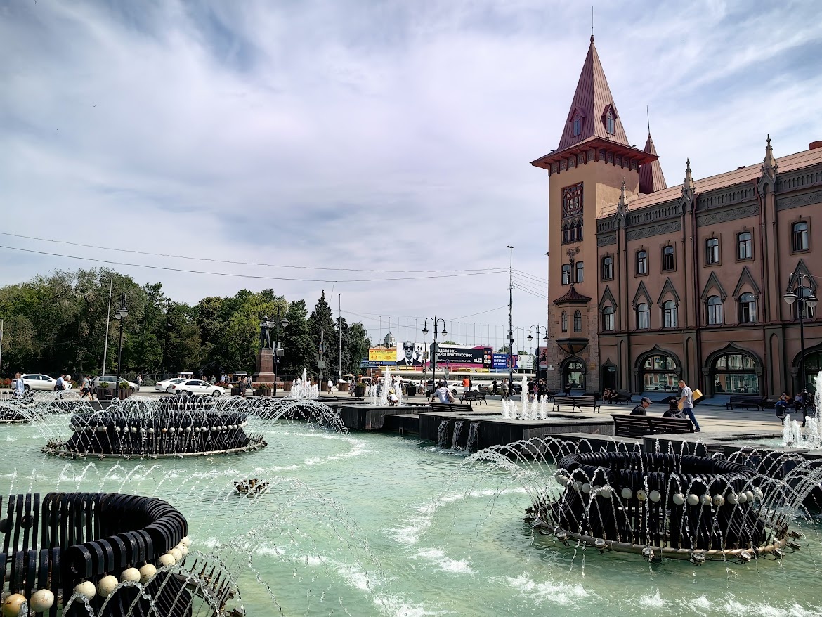 Саратов. Проспект Столыпина (бывший проспект Кирова). Вид на консерваторию имени Собинова и парк Липки