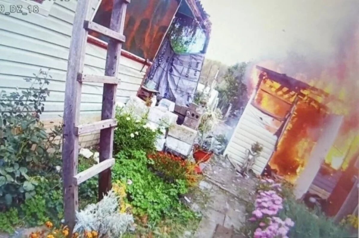    Инспекторы ДПС остановили огонь в селе под Волгоградом