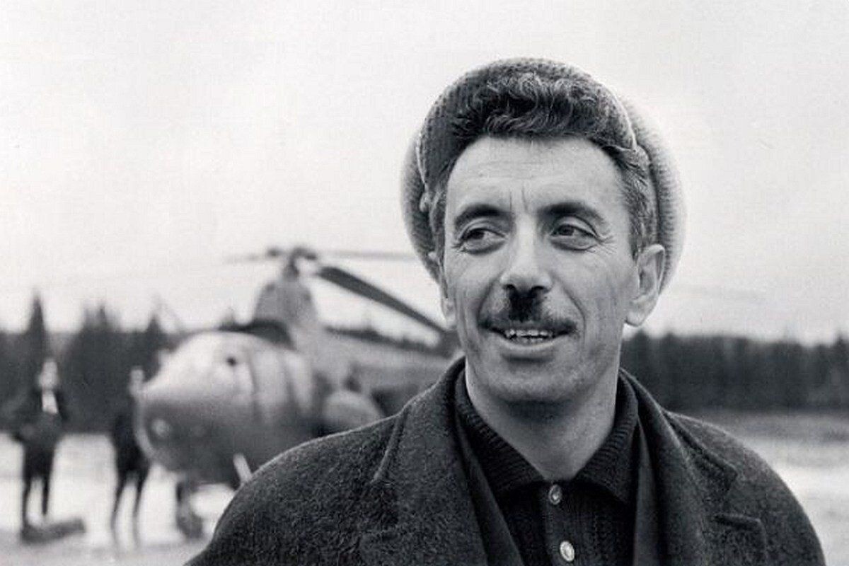 Салманов Фарман Курбан оглы, начальник экспедиции, геолог, в обозримом будущем -  заместитель начальника Тюменского производственно-геологического управления, а с 1978 г. - начальник «Главтюменьгеологии», будущий доктор геолого-минералогических наук, член-корреспондент РАН (1991) и Герой Социалистического Труда. В 1987-1991 годах был первым заместителем министра геологии СССР. Отказался участвовать в приватизации и ушёл с поста. Будете на Ваганьковском - поклонитесь этому человеку, Россия очень многим ему обязана.