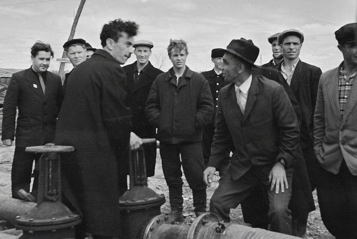 7 мая 1964 г. Фарман Салманов на пробной эксплуатации Усть-Балыкского месторождения. Фото: Сургутский Краеведческий музей