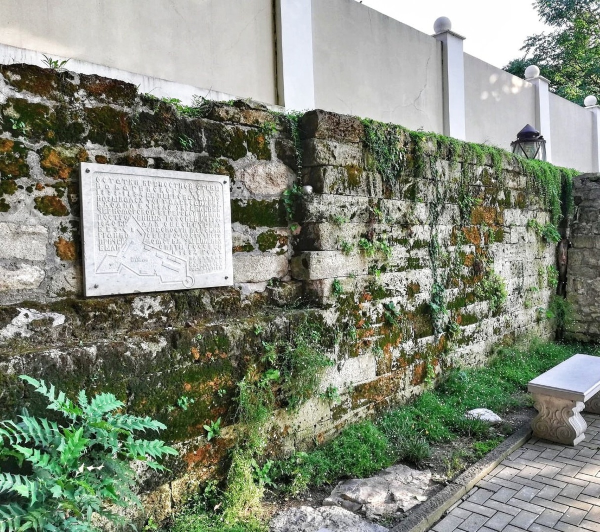 Крепостная стена форта всё ещё помнит, как был присоединён сегодняшний Сочи...