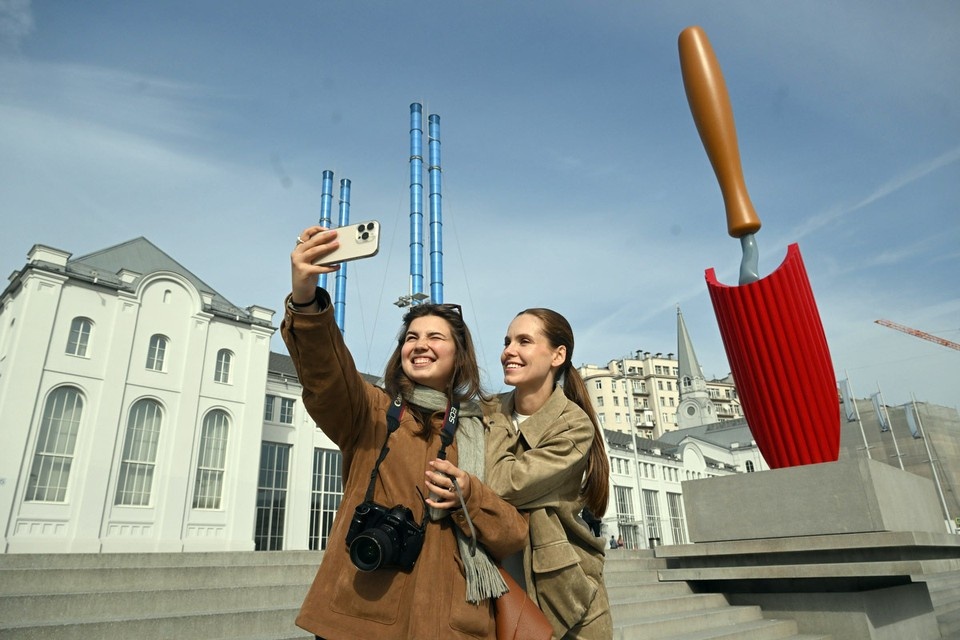    Представители дома культуры «ГЭС-2», которые организовали приезд заморской диковинки, уточнили, что высота красной лопаты с деревянной ручкой, которая появится на Болотной - 7 метров. ( Михаил ФРОЛОВ