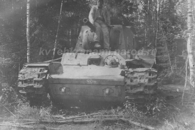Танк КВ-1 производства ЛКЗ выпуска июля - августа 1941 года, который остался стоять в лесу в окрестностях города Спас-Деменск (коллекция автора) 
