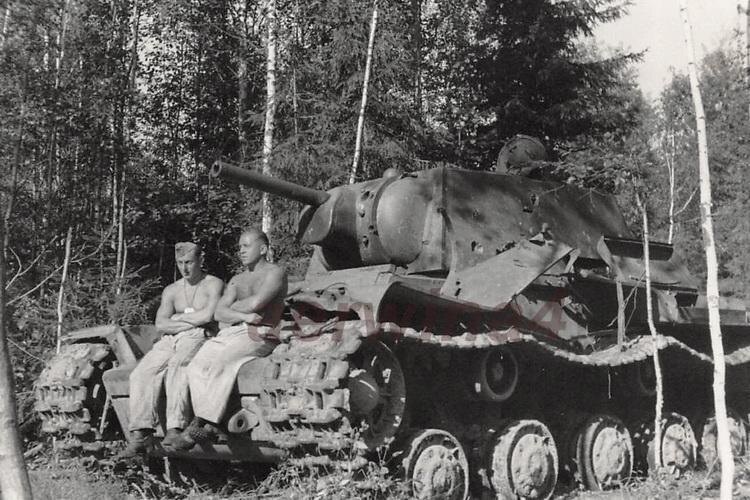 «Подбитый русский 52-тонный танк в лесу. Игнатово, июль 1942 года.»