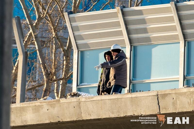    ЕАН / Рабочие на стойке дорожной развязки