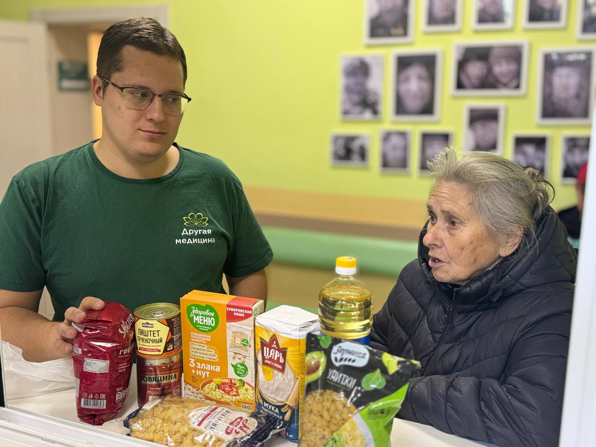 Сотрудник Другой медицины и бабушка, которая обратилась за помощью