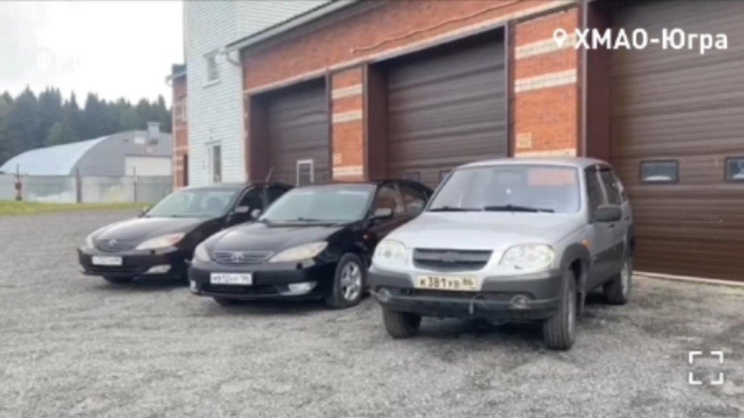    Налоговая служба Югры передала на фронт три автомобиля