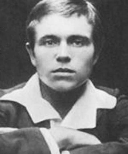 Какой советский писатель спас Сталина от исключения из партии и написал книгу о распущенности в рядах комсомола