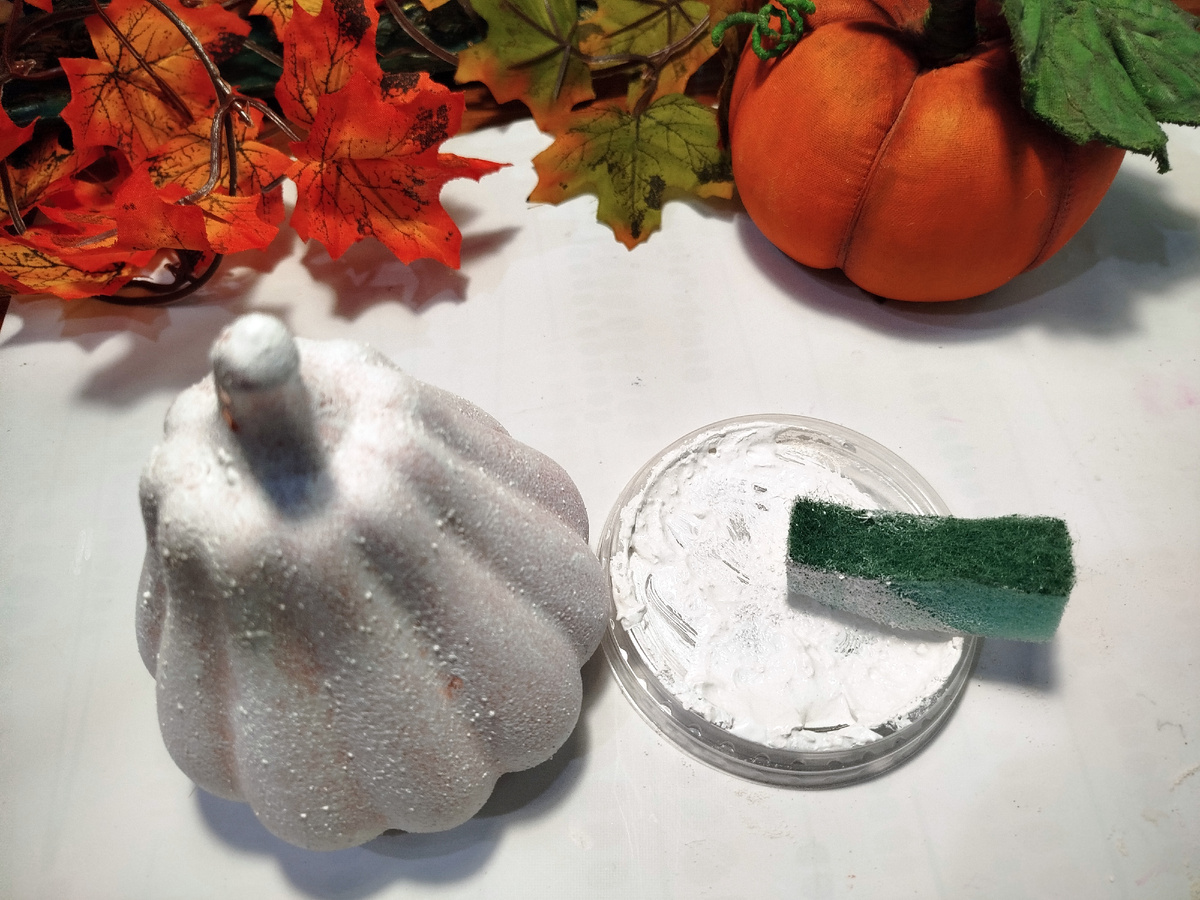 Нанесла два слоя грунта.