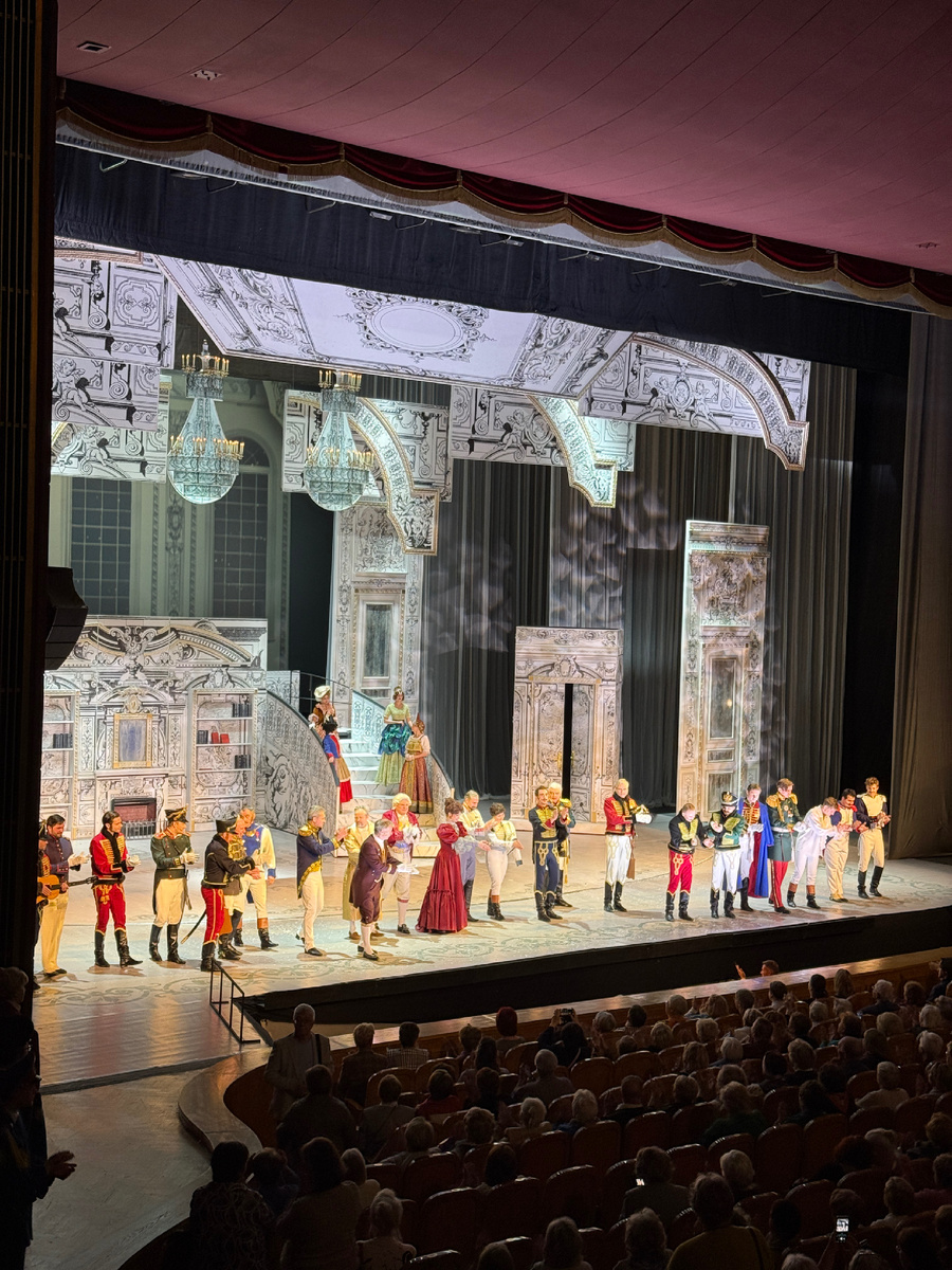 В конце спектакля аплодисменты артистам и оркестру.