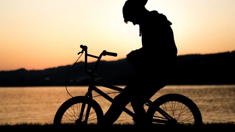     Велосипед, ночь. unsplash.com.