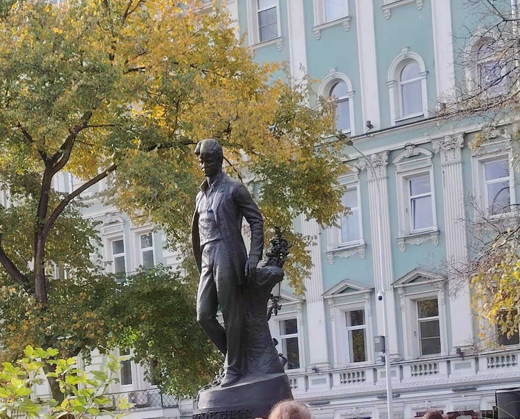 Памятник Есенину (фото автора)