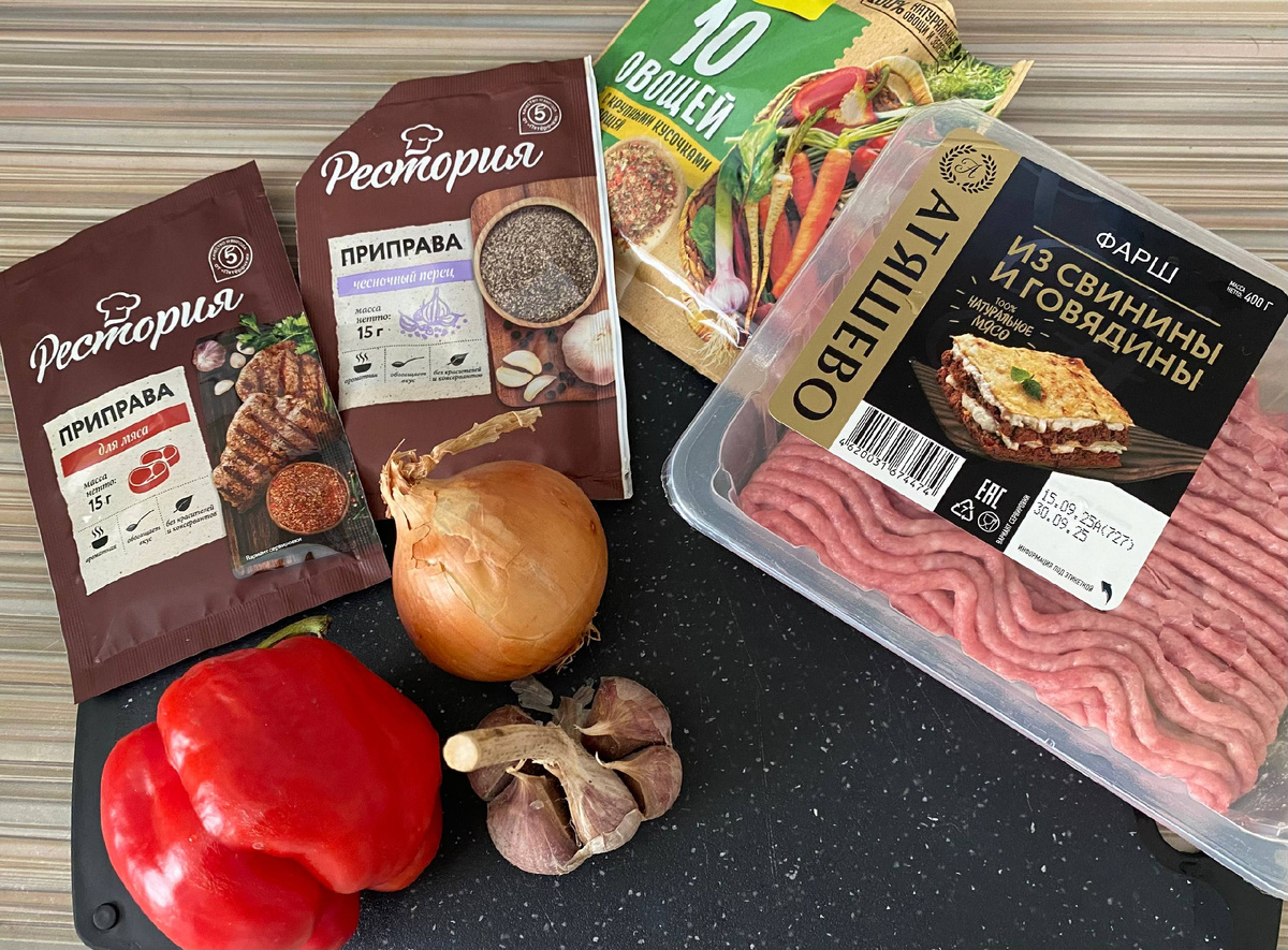 Потребуется: Фарш, лук, болгарский перец, любимые специи и зубчик чеснока