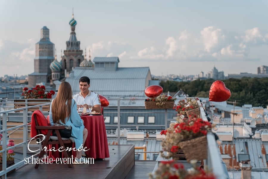 Прогулка по крышам Петербурга — место, куда сходить с девушкой, чтобы увидеть город с необычного ракурса.