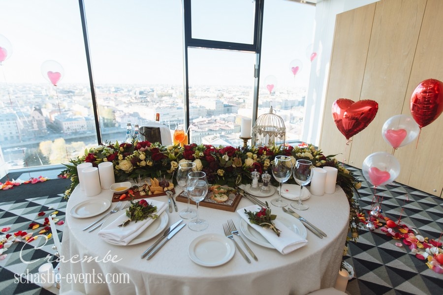 Ресторан с панорамным видом в Питере — идеальное место для свидания, куда сходить с девушкой, чтобы насладиться прекрасными видами.