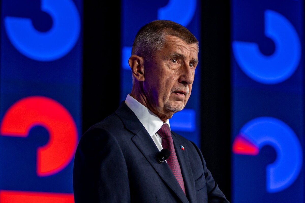    Лидер политического движения Чехии АНО («Акция недовольных граждан») Андрей Бабиш перед началом предвыборных дебатов / Источник: © MARTIN DIVISEK/EPA/TASS