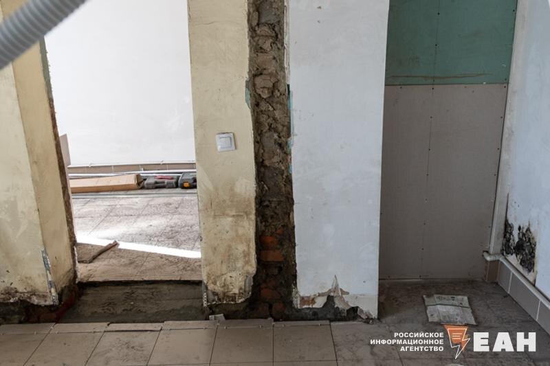    От сырости мокнут стены