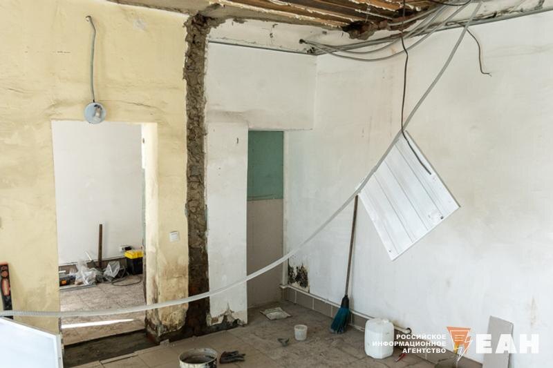    На полметра промокла стена