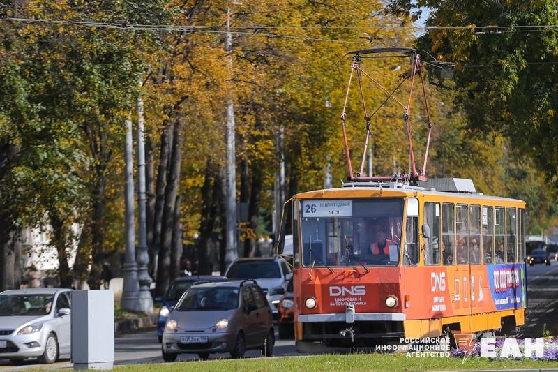    Трамвай в осеннем городе
