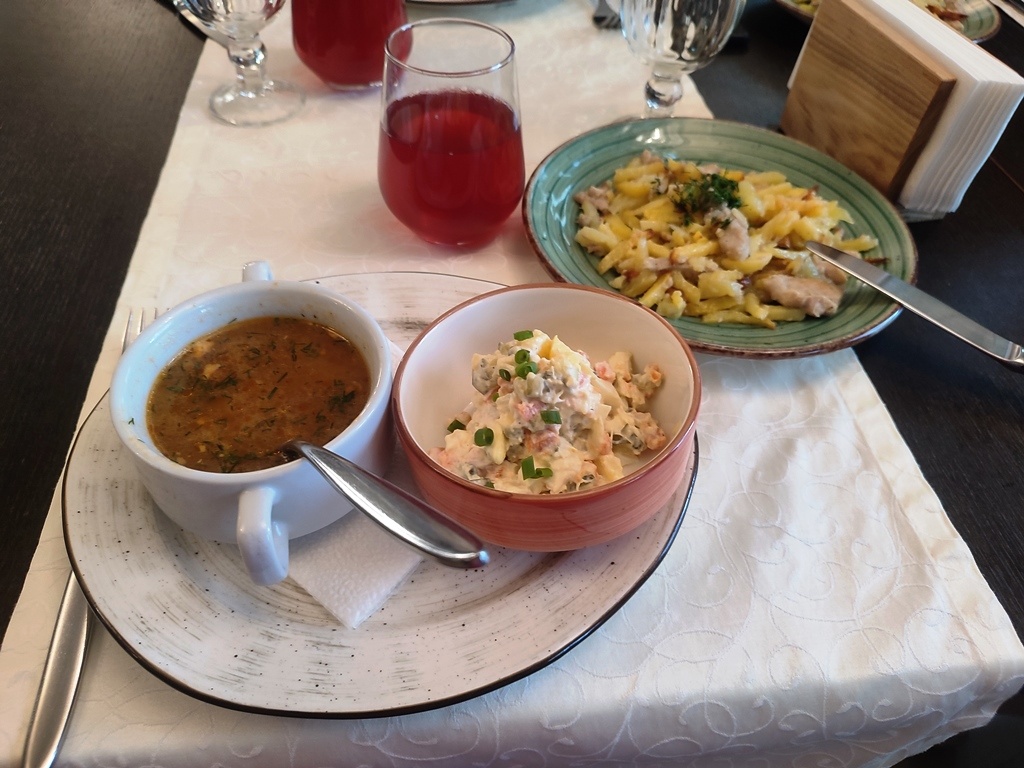 Салат Оливье, суп-харчо, вкуснейшая жареная картошка со свининой и компот или чай.