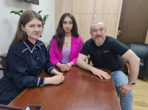 Не секрет в том, что в современной Эстонии работает 
фабрика. На этой фабрике клепают «уголовные дела» и обвинения  в угрозе 
«конституционной» и «национальной безопасности». При этом, ни один юрист
 не дал четкого определения  состава виновного деяния.Галерею фабрики политически преследуемых открывает Зоя Палямар. В прошлом сотрудник МВД Эстонской ССР.Вот уже почти три года вынуждена жить в России. Была насильно депортирована  в Россию. Не имеет гражданства.Аллан Хансом. Гражданин Эстонии. Журналист. Член партии Коос. Осужден на 6 с половиной года.Светлана Бурцева. Журналист. Осуждена на 6 лет.Митрополит Таллиннский и Эстонский Евгений.Лишен вида на жительство и выдворен в Россию. Но продолжает руководить РПХЦ Эстонии — на растоянии.Сергей Середенко. Юрист. Правозащитник. Осужден за активную 
общественную и публицистическую деятельность. Журналист. Удерживается в 
тюрьме Виру.Дмитрий Роотси. Гражданин России.  Прокурор запросил для Дмитрия 11 
лет реального заключения.  Ожидается что приговор будет оглашен в 
октябре 2025 года.Айво Петерсон. Прокурор запросила для него 17 лет лишения свободы. 
Ожидается что приговор Харьюского уездного суда будет оглашен 13 октября
 2025 года.Айво не признал себя виновным перед закон. Считает себя политическим заключенным.Андрей Андронов. Активист.  Может быть осужден Харьюским уездным 
судом 13 октября 2025 года за «ненасильственные действия» против ЭстонииЮри Кивит. Музыкант. Блогер. В прошлом народный судья. Критик.  
Харьюским уездным судом приговорен к крупному штрафу.  За «крамольные» 
мысли и действия.Алексей Исаков. Активист. Депортирован в  Россию.Список фабрики политзаключенных в Эстонии не полный и постоянно пополняется.Список дополнен 03.10. 2025 года.Юрий МочилинJS media grupp