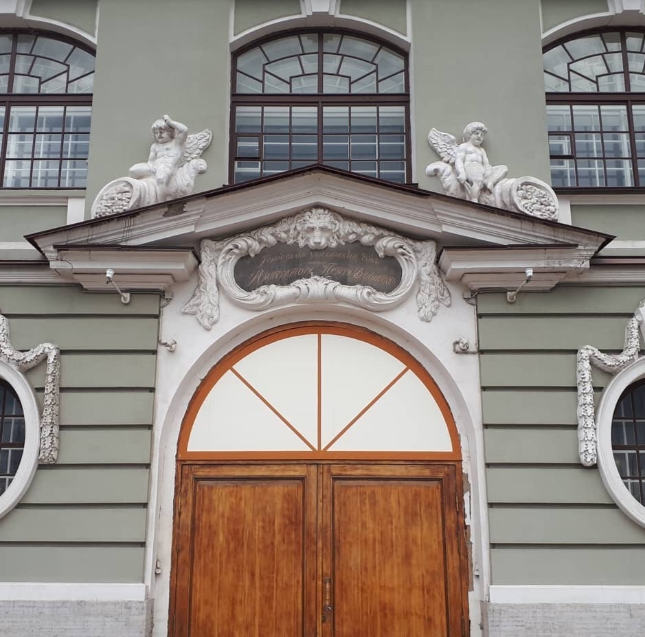 Тут, возможно, сами двери простенькие, но вот остальное на высоте