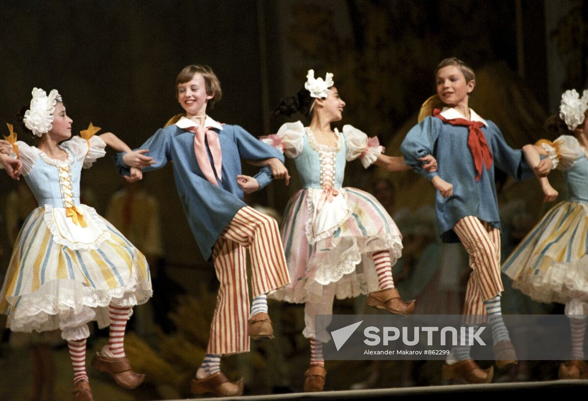 Детский танец "Сабо" из балета "Тщетная предосторожность". Московское Академическое хореографическое училище. 