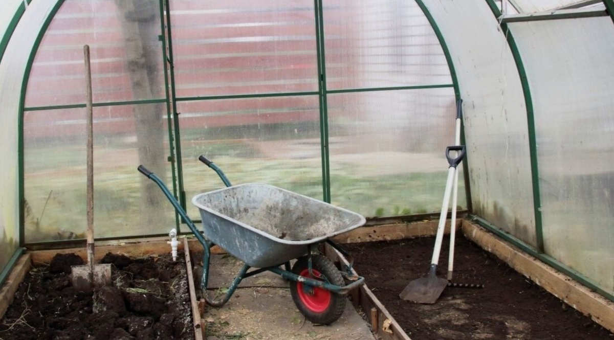 перекопка земли в теплице