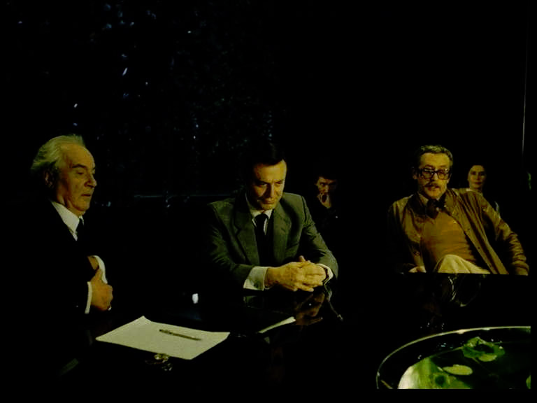 Почти все сцены с расследованием - очень и очень тёмные...