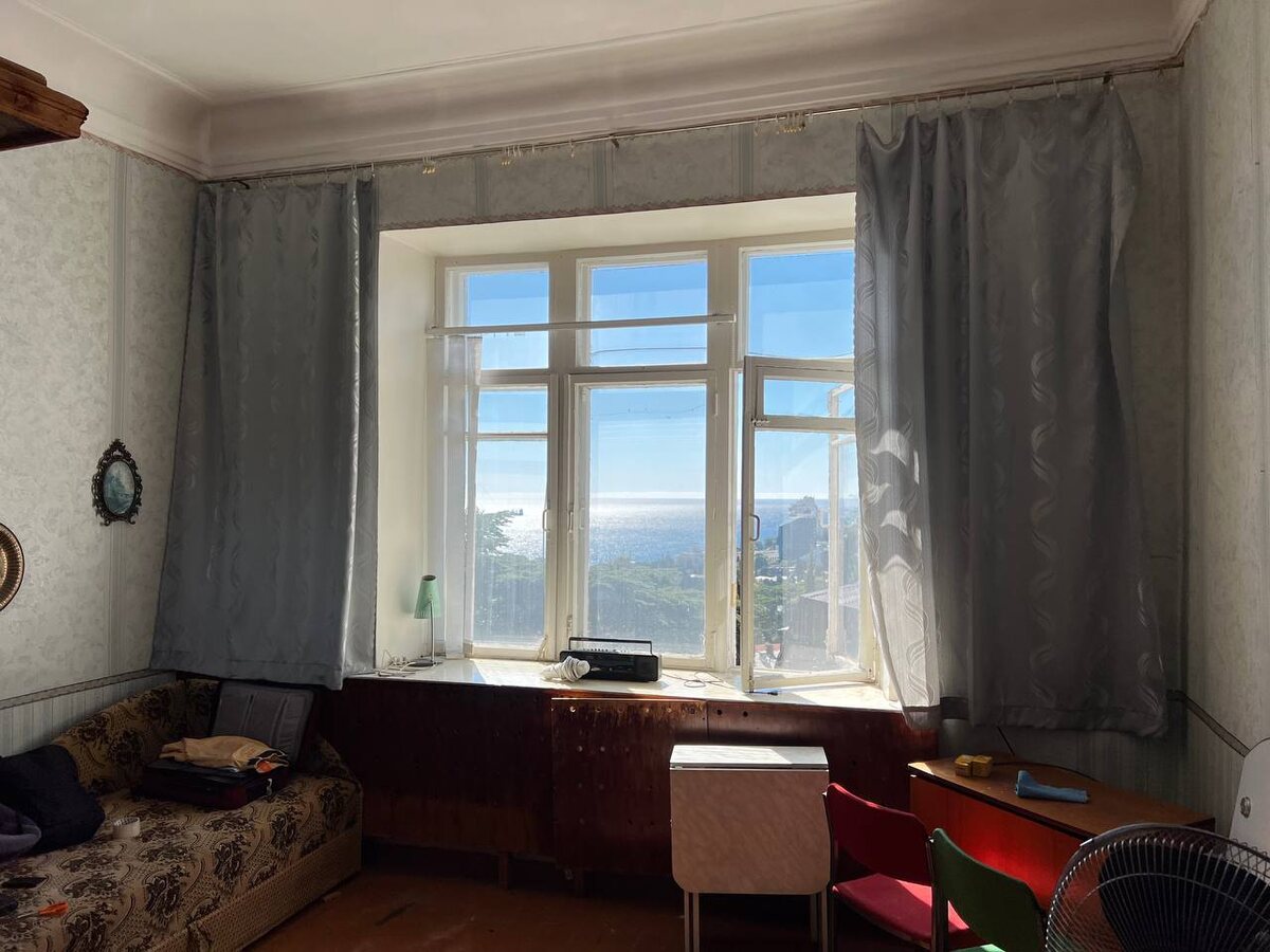 Трехстворчатое деревянное окно с "видом" - украшение зала