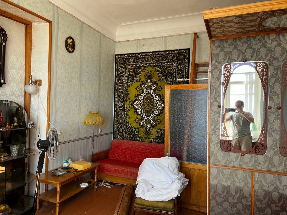 Вид на часть прихожей и линяющий ковер